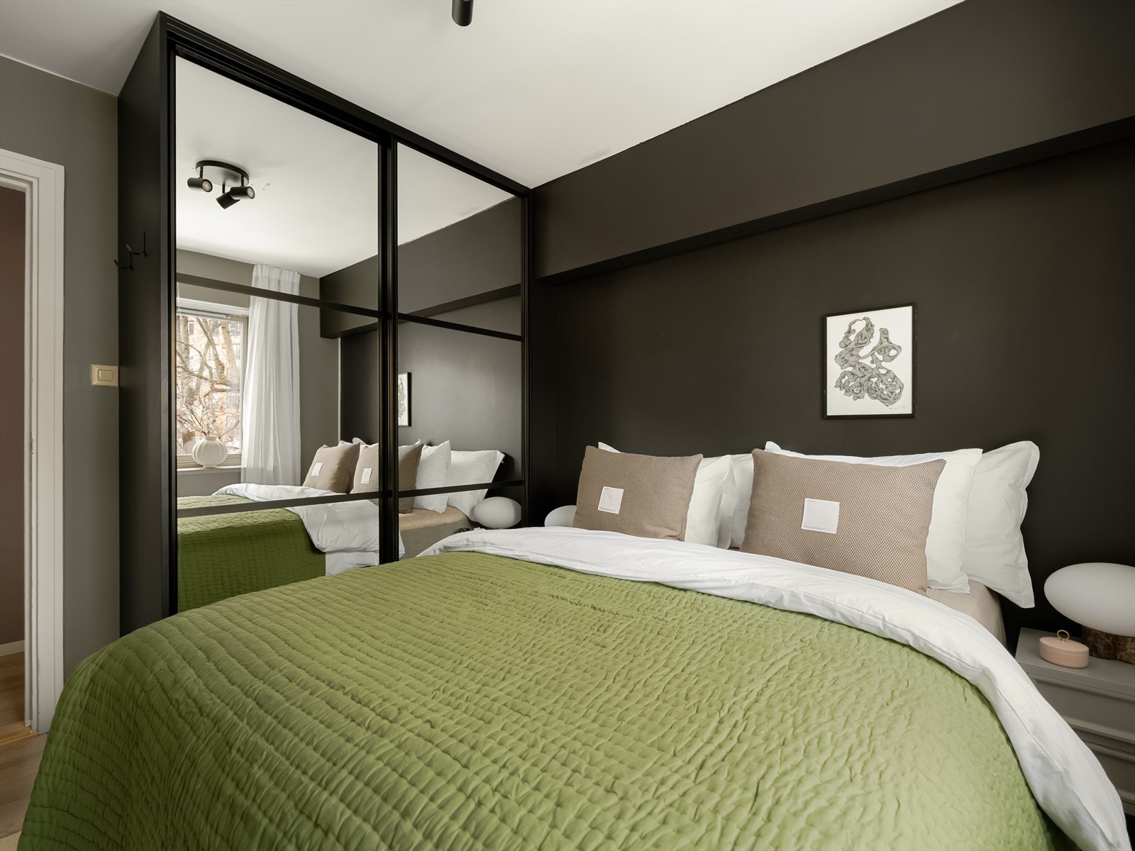 Skyvedørsgarderobe gir effektiv oppbevaringsplass. Galleribilde