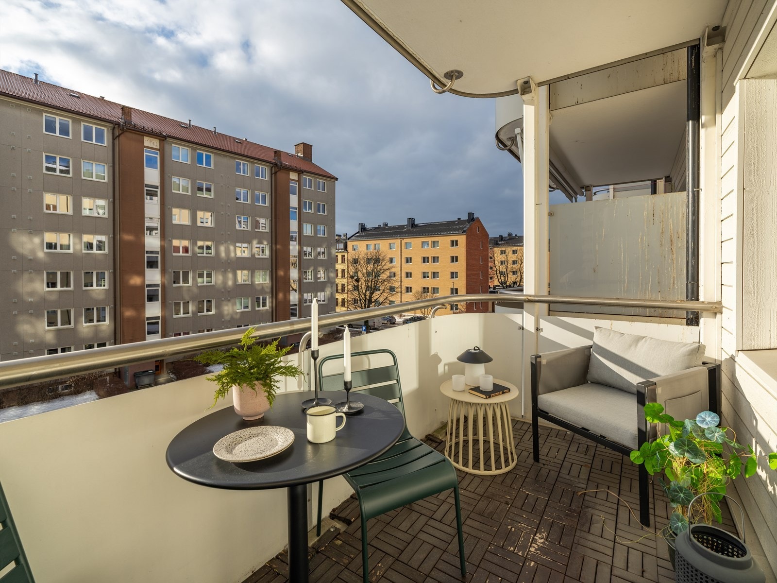 Her har du god plass til sittegruppe og grill, og du kan nyte solen fra ca. kl 12 og store deler av kvelden. Galleribilde