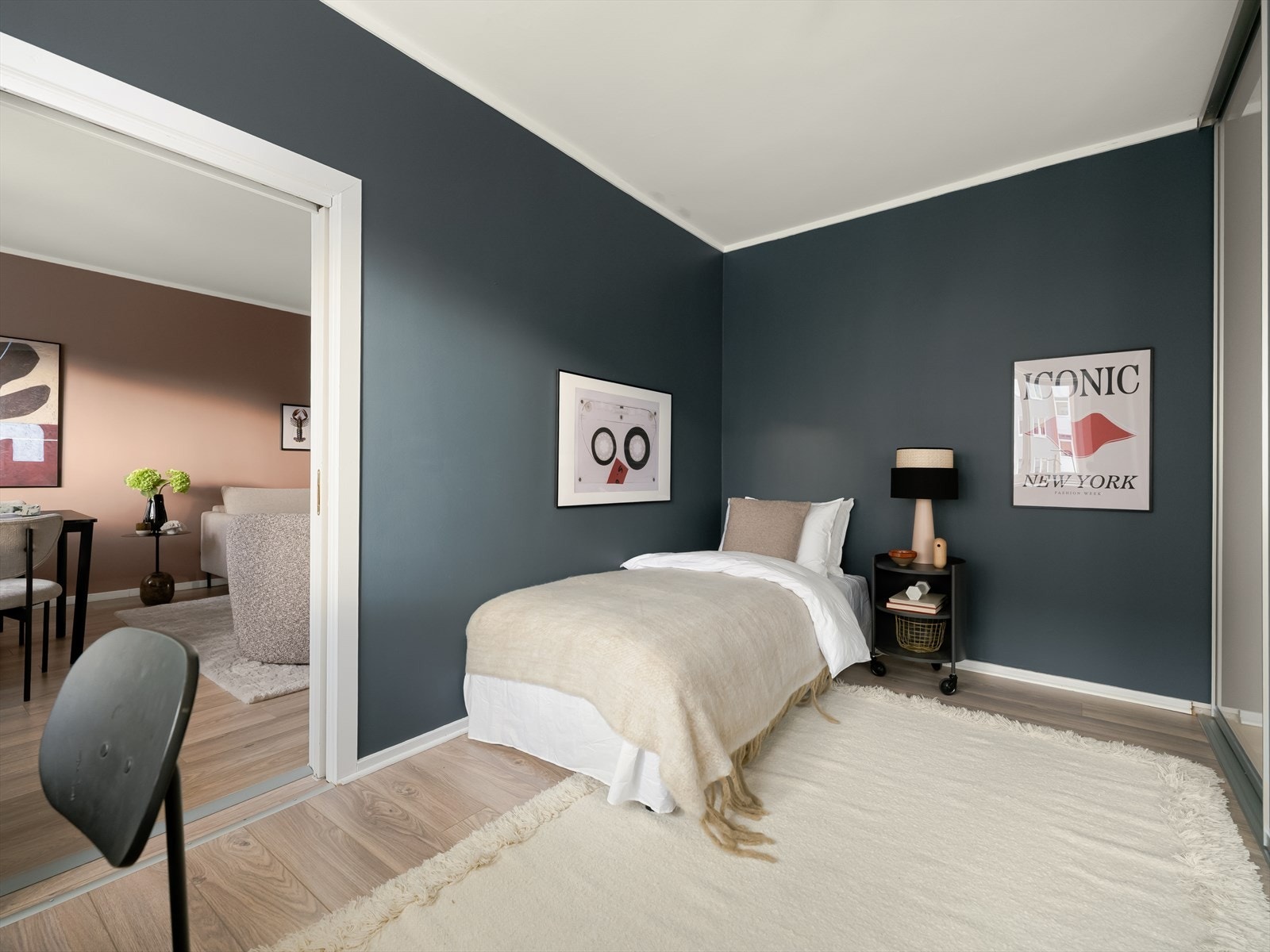 Soverom 2 med skyvedør gir en naturlig overgang mellom rommene. Galleribilde