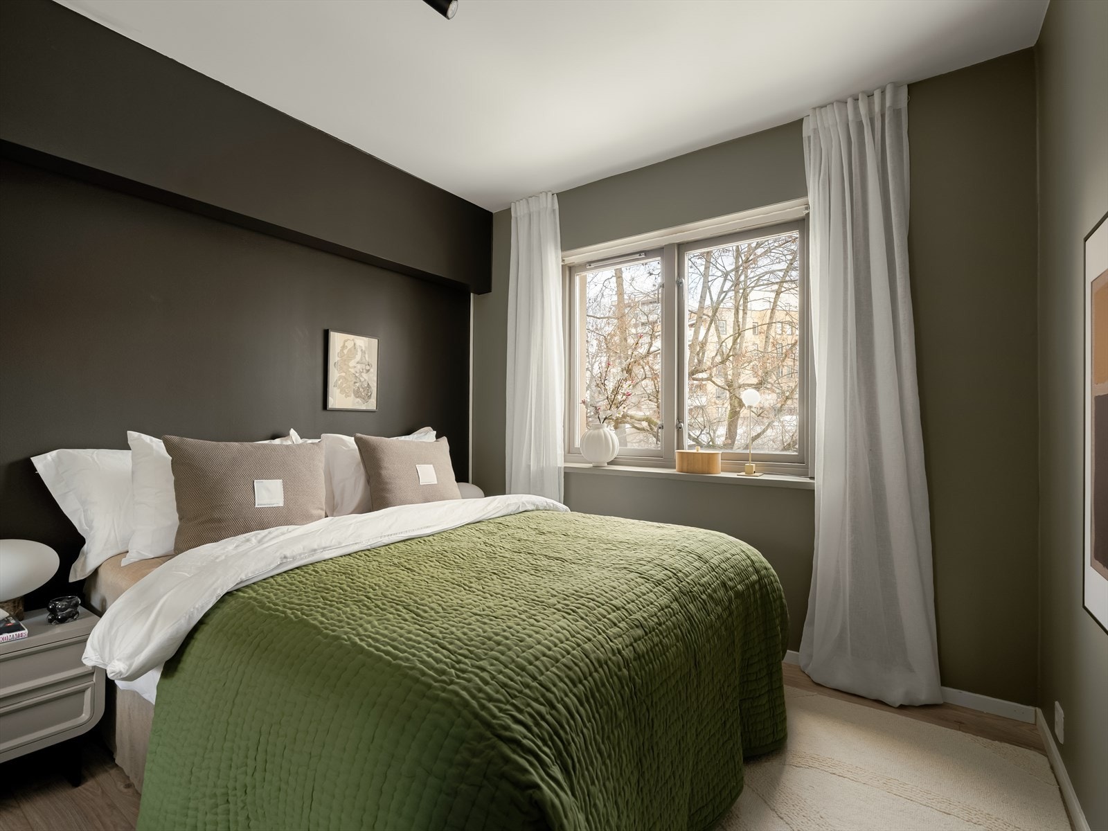 Soverommet har laminatgulv og store vinduer som gir godt med naturlig lys. Galleribilde