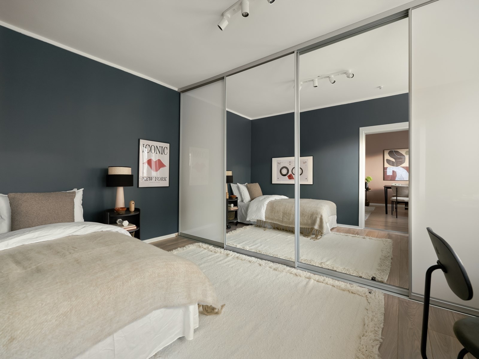 Skyvedørsgarderobe med speil langs hele veggen. Galleribilde