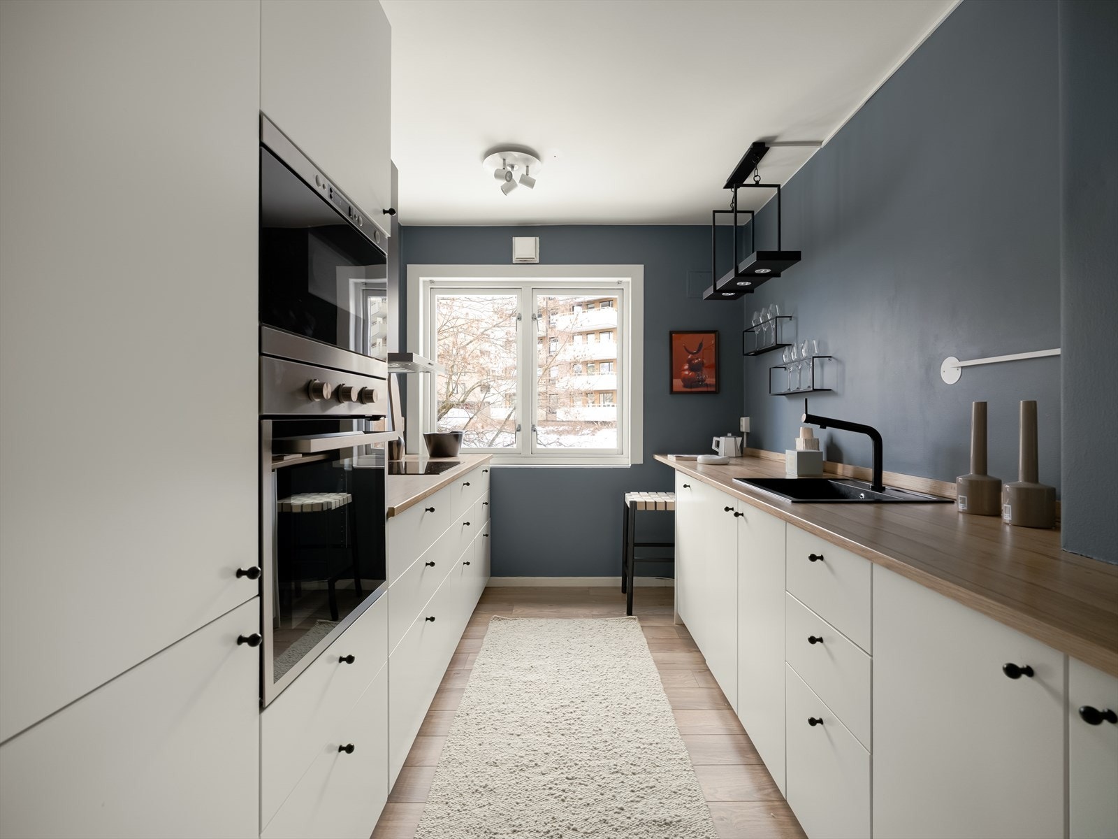 Rikelig med oppbevaringsmuligheter i skap og skuffer. Galleribilde