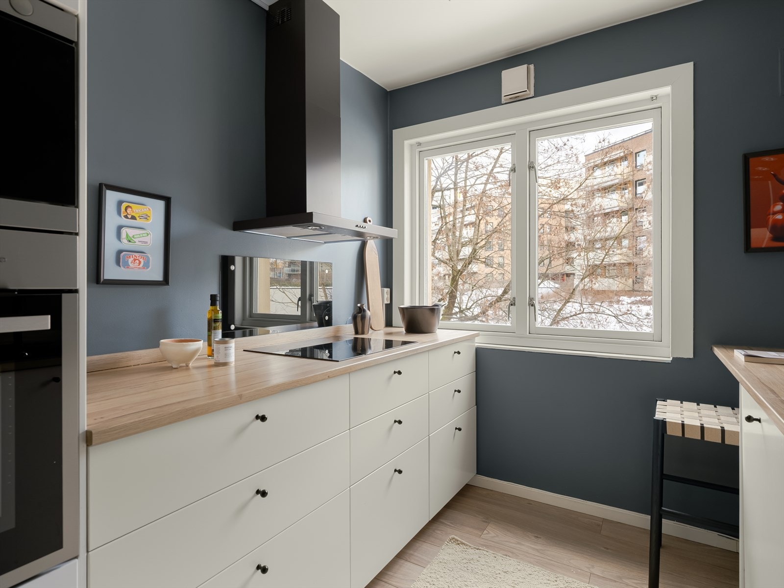 Moderne IKEA-kjøkken fra 2017 med slette fronter og laminert benkeplate. Galleribilde