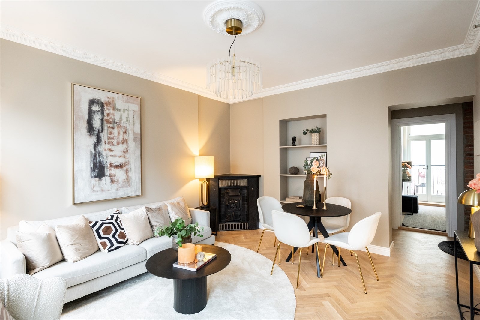 Hele leiligheten har Plejd smartstyring av lys og varmekabler på bad. Galleribilde