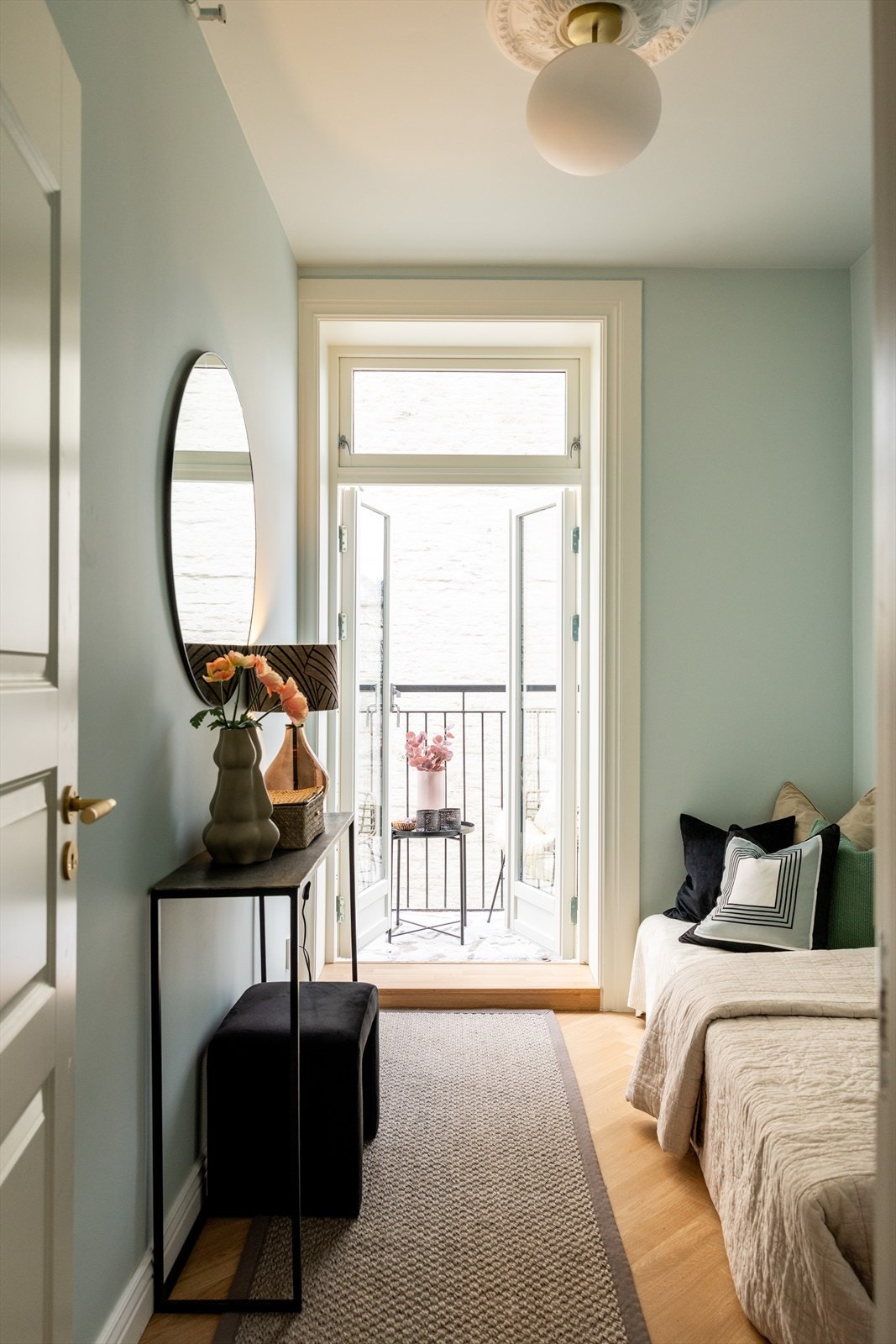 Luftig soverom med utgang til balkong. Galleribilde