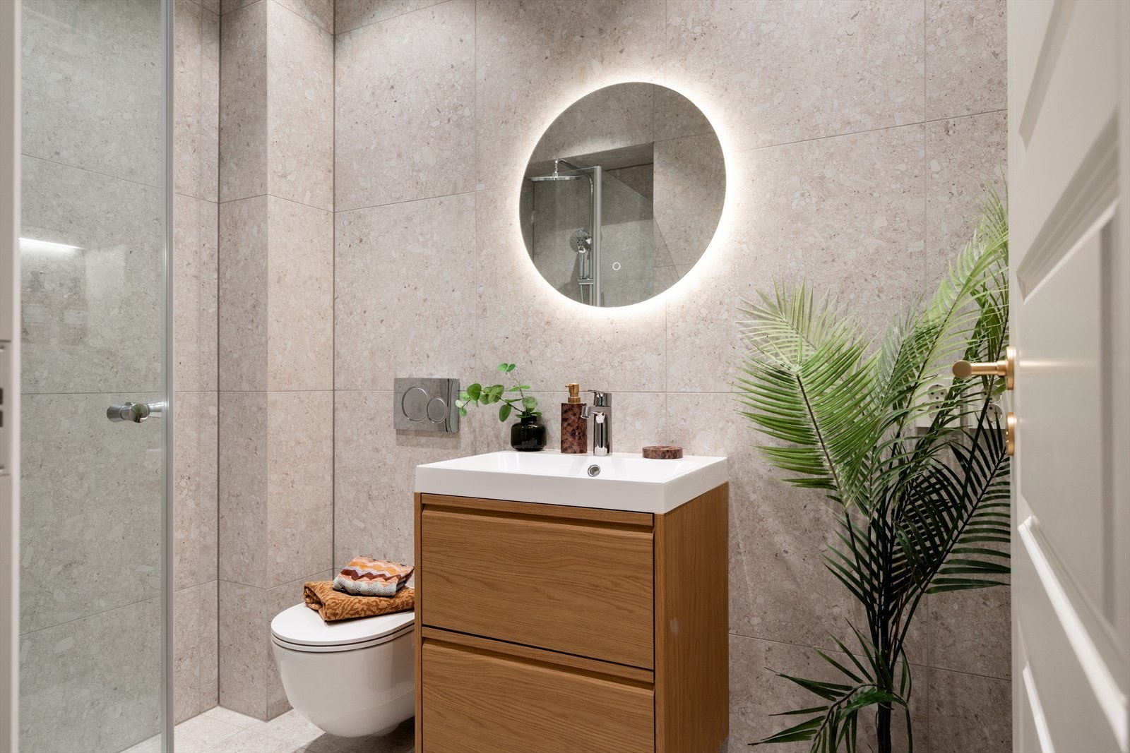 Badet er innredet med en nedfelt servant fra IKEA og speillys med varme fra Nygaard bad. Opplegg for vaskemaskin er lagt klart under vasken. Galleribilde