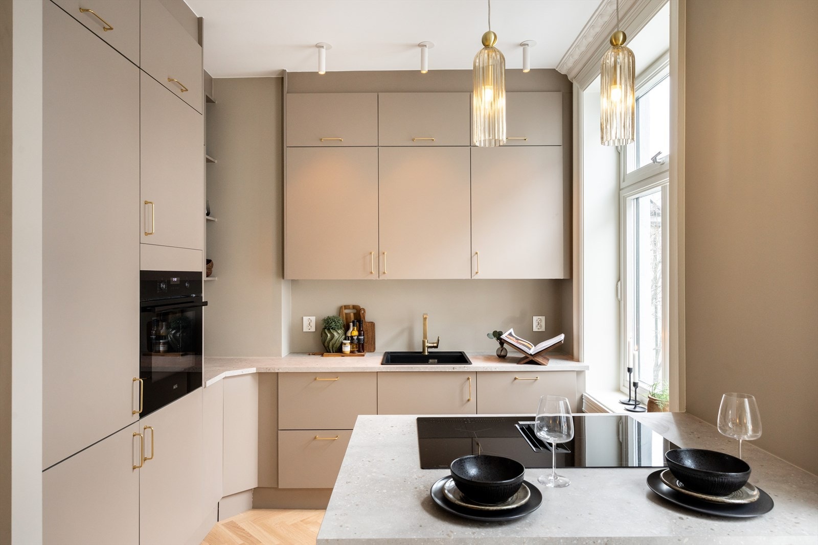 Benkeplaten er i laminat, og det er montert nedfelt platetopp og oppvaskkum. Galleribilde