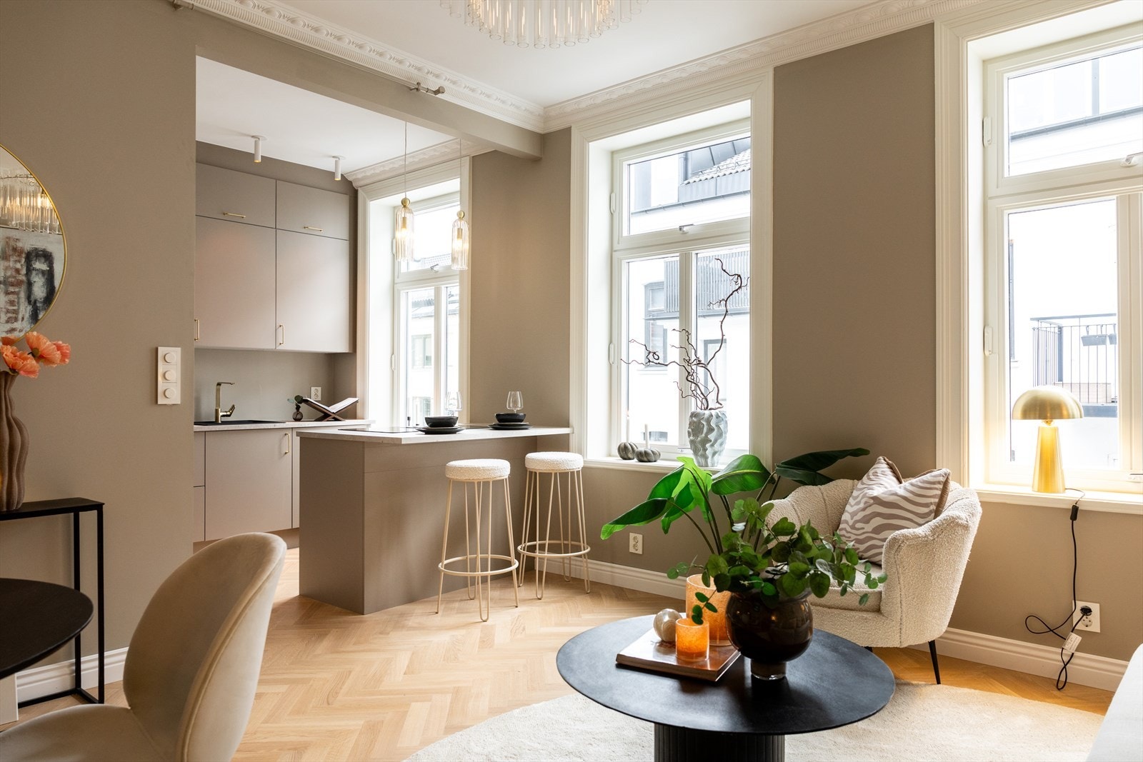 Leiligheten har åpen kjøkkenløsning med fin plassering mot stuen. Galleribilde