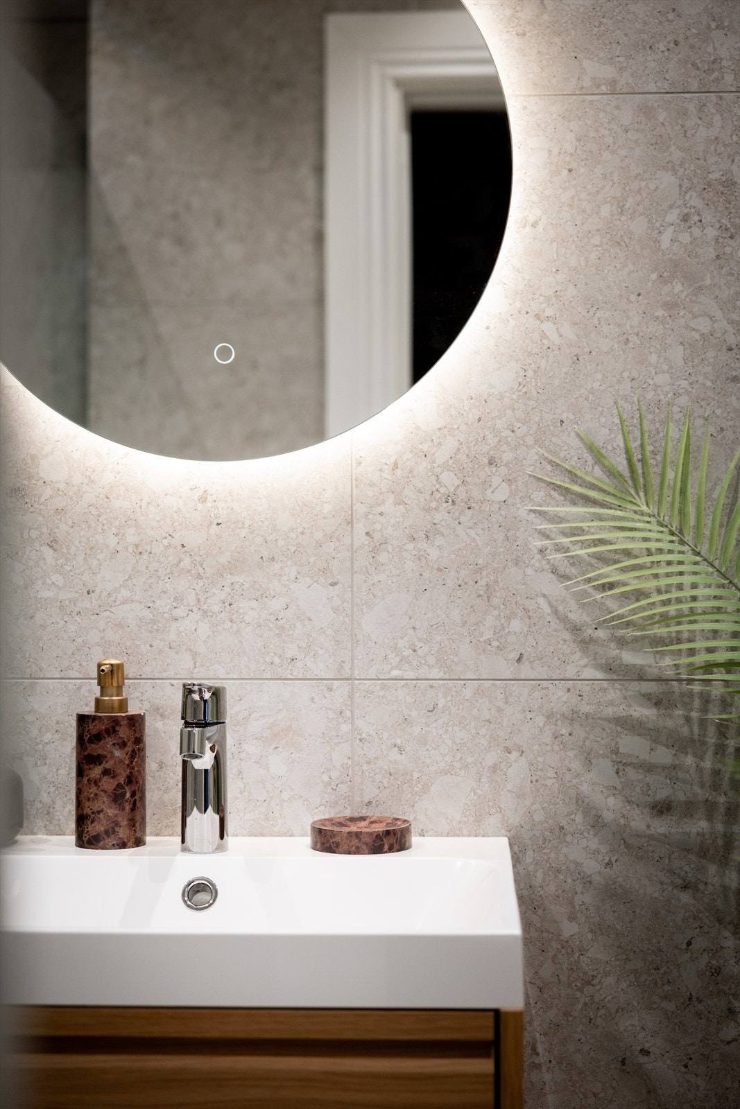 Videre er det montert et vegghengt toalett. Elektriske varmekabler er installert i gulvet. Galleribilde