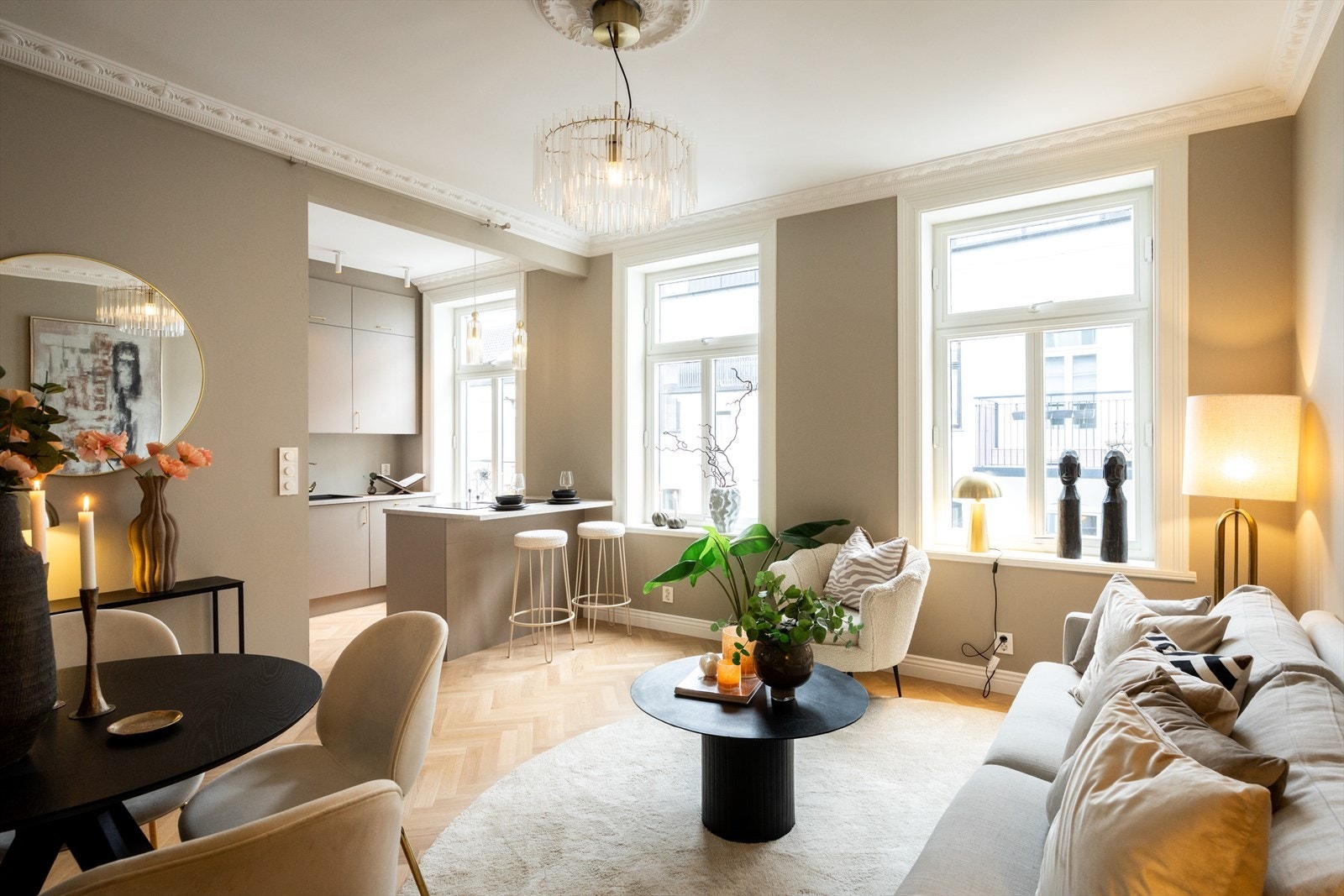 Leiligheten er nylig totalrenovert (2025/26) med gjennomgående høy standard, nøye utvalgte materialer og en elegant, harmonisk fargepalett. Galleribilde