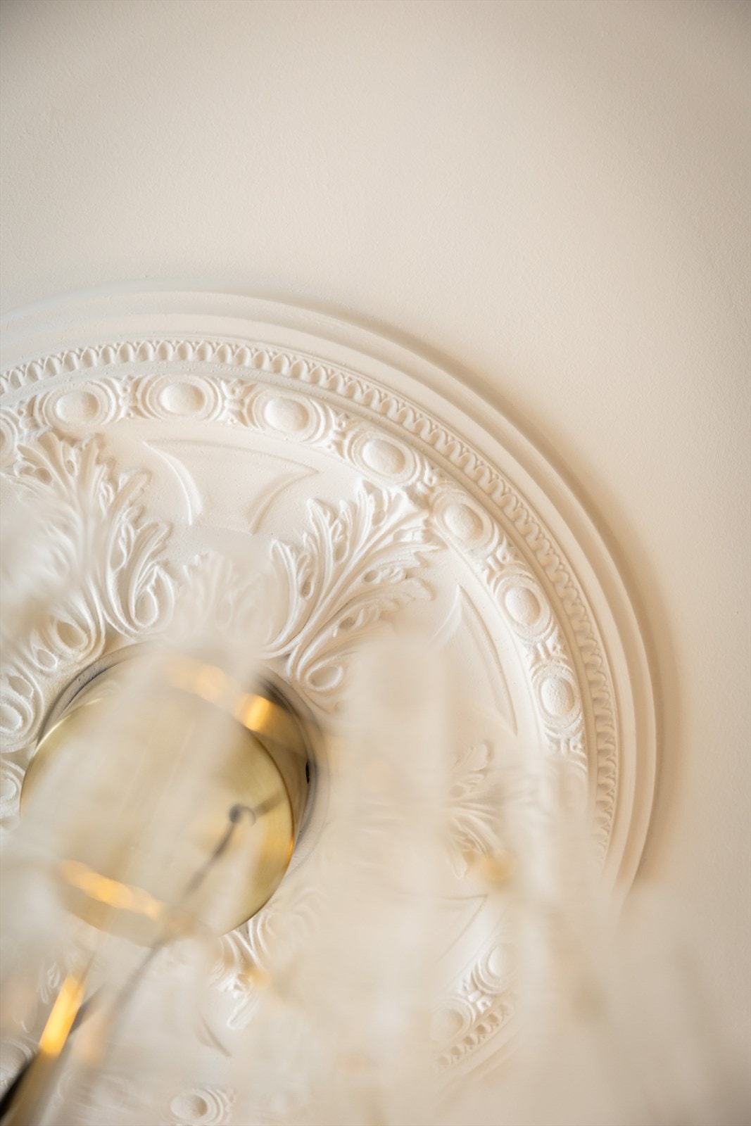 Elegante stukkatur og rosett i kombinasjon med lekker fiskebensparkett tilfører rommet et tidløst, klassisk preg. Galleribilde