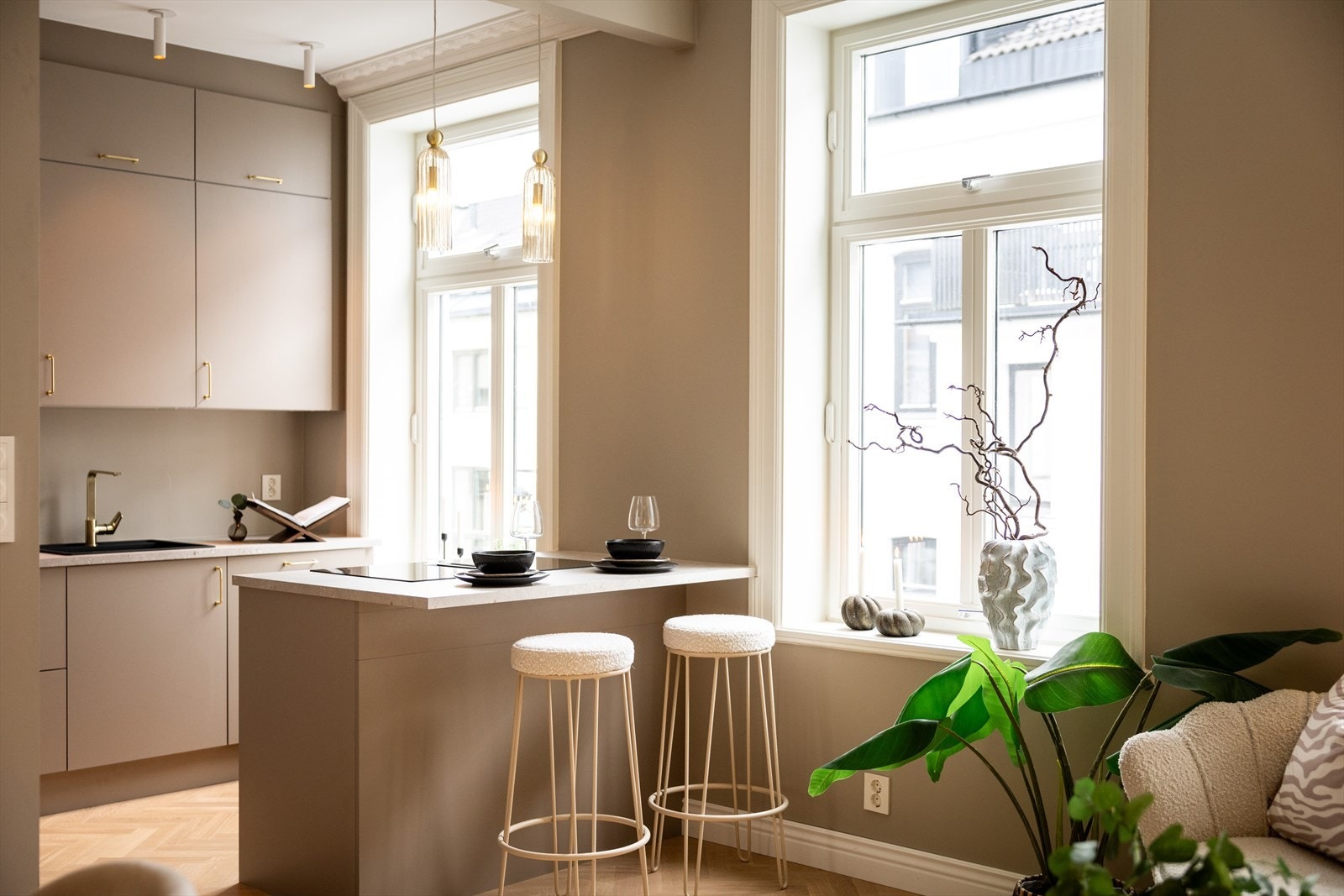 Velkommen til en nydelig, gjennomgående 3-roms som kombinerer moderne komfort med et tidløst, klassisk design. Galleribilde