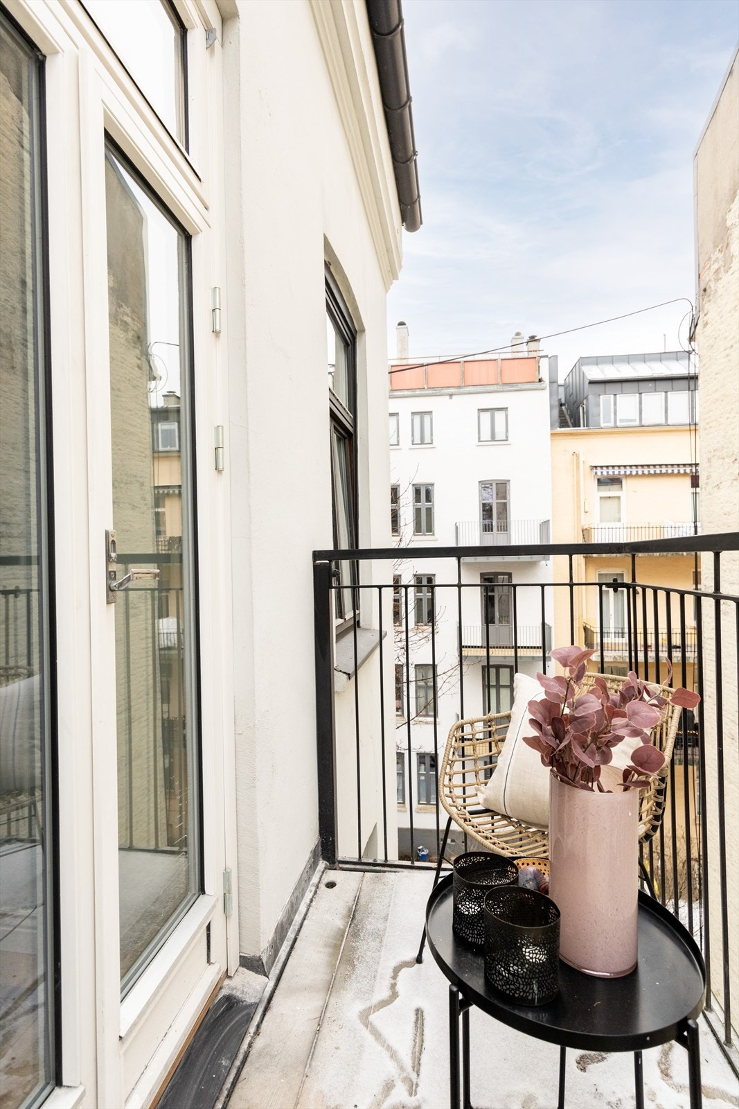 Leilighetsbygget ligger i indre gårdsrom, og balkongen vender mot hyggelig bakgård. Galleribilde