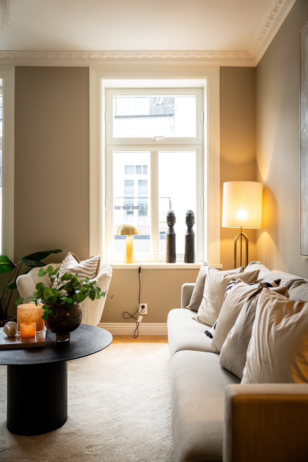 Lys og luftig stue med generøs takhøyde på 2,79 meter, som gir en herlig romfølelse og atmosfære. Galleribilde