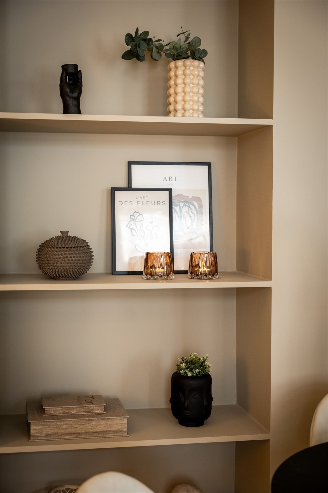 Nisje med hyller. Galleribilde