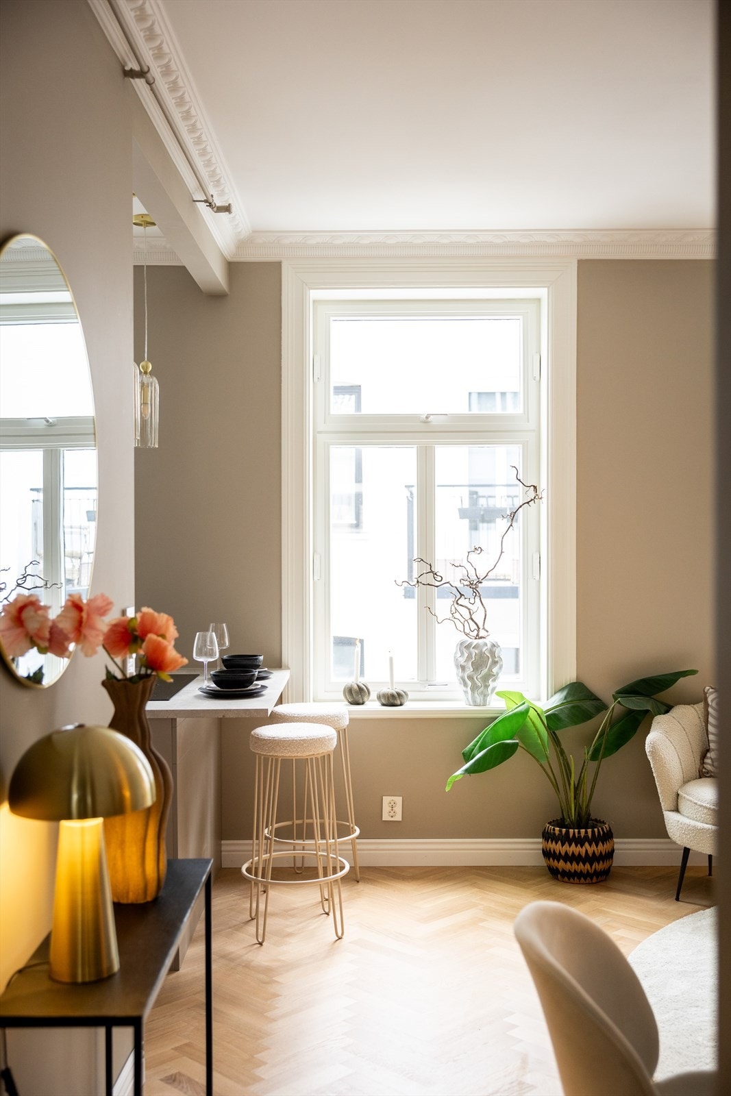 Stuen har store vindusflater som slipper inn rikelig med naturlig lys. Galleribilde