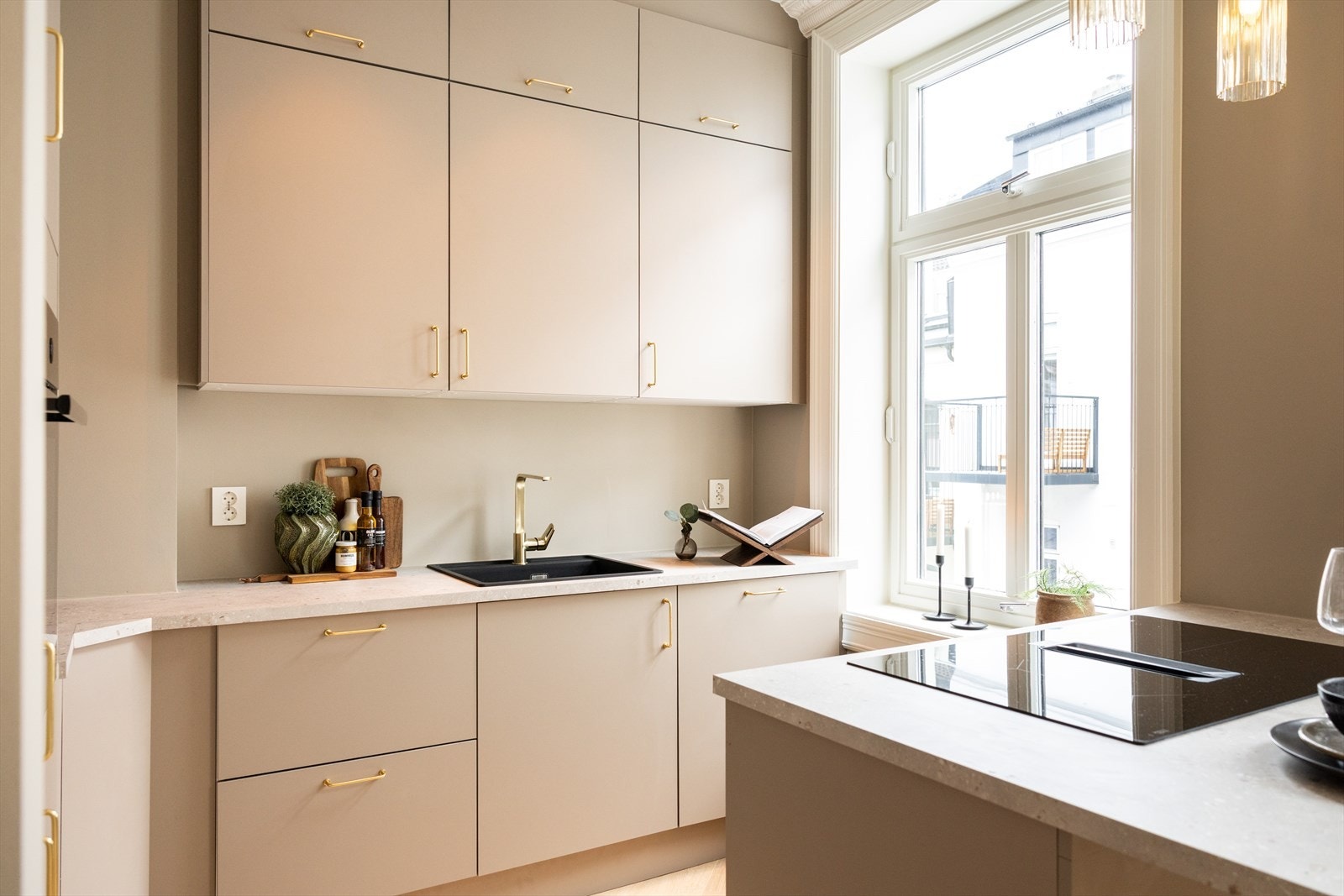 Kjøkkeninnredningen er fra HTH og består av glatte skapfronter med over- og underskap som gir god oppbevaringsplass. Galleribilde