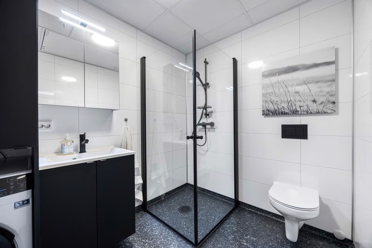 Flott bad med vegghengt wc, dusjhjørne, servant og speilskap. Gulvvarme.c Galleribilde