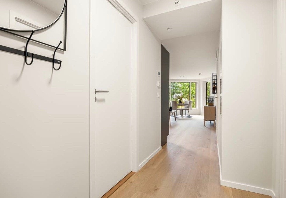 Hyggelig entre med soverom på hver side Galleribilde