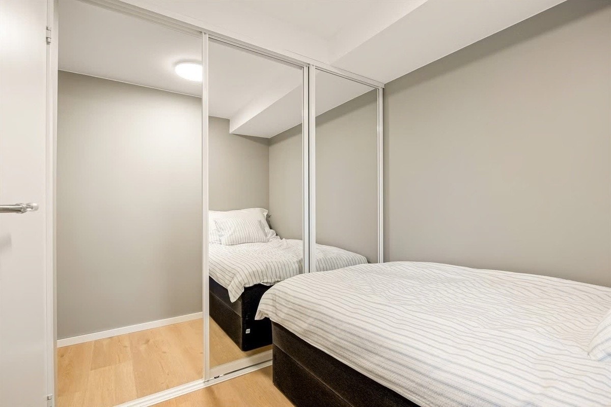 Soverom 2 har også et romslig garderobeskap Galleribilde