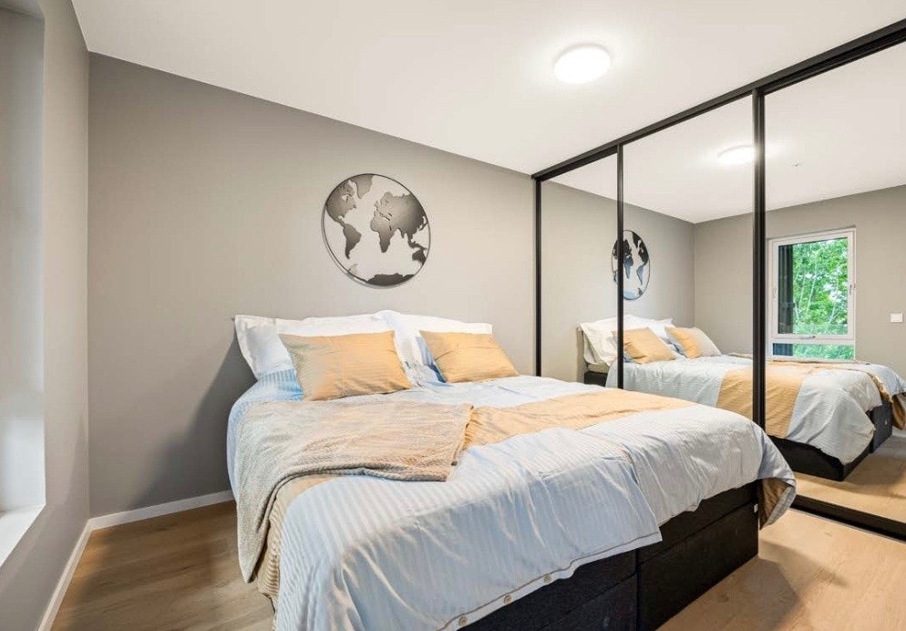 Soverom 1 (utleid). Soverommet er av god størrelse med plass til dobbelseng og garderobeskap som gir god oppbevaringsplass Galleribilde