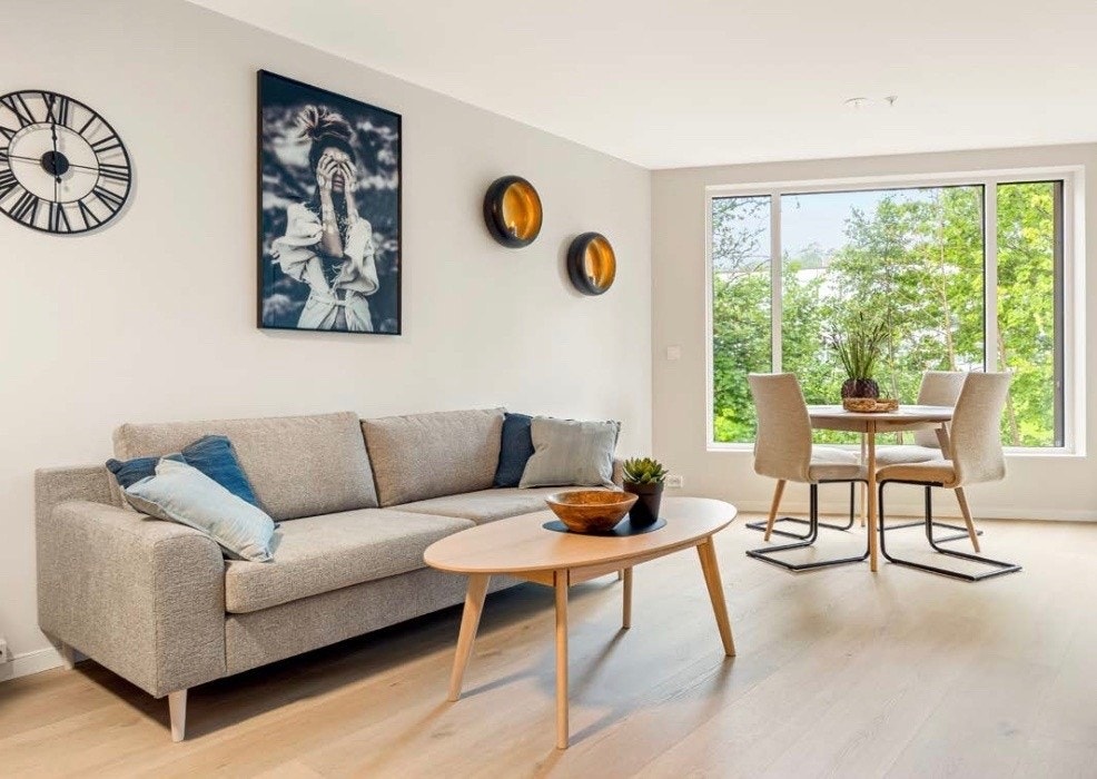 Leiligheten har store vindusflater som gir rikelig med naturlig lys Galleribilde