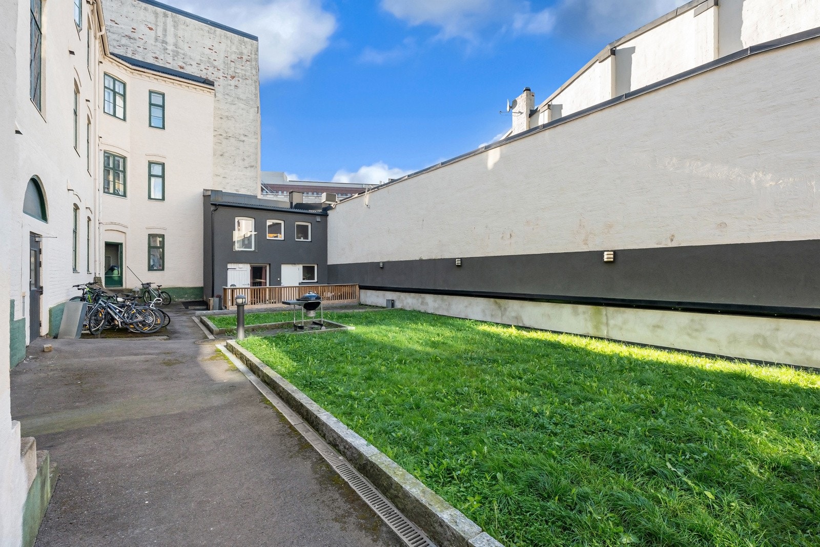 Bakgården byr på flotte grønne flater og her er det også sykkelparkering Galleribilde