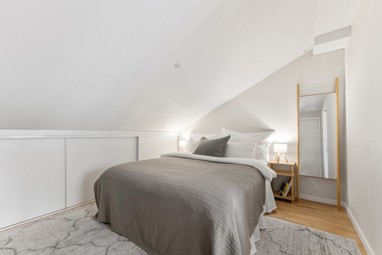 Alkoven har god plass til en stor seng med tilhørende nattbord Galleribilde