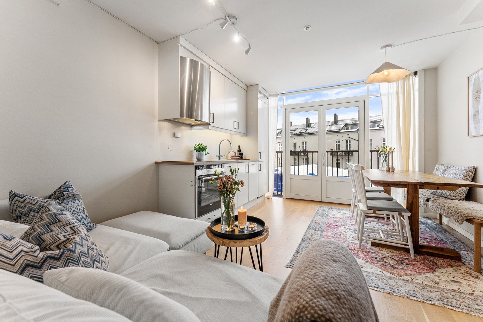 Lys, lekker og arealeffektiv med hele 37 kvm gulvareal og smart planløsning som utnytter hver kvadratmeter optimalt. Leiligheten oppleves som en 2- roms. Galleribilde