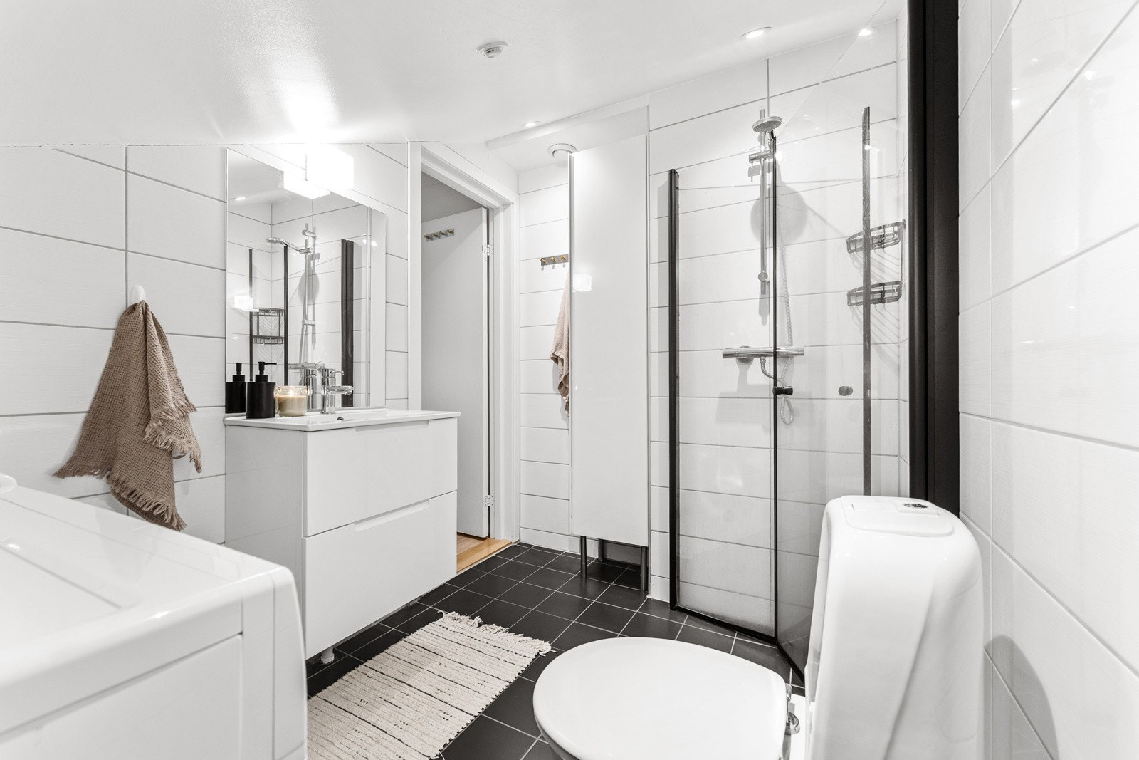 Badet ble pusset opp i 2014 og fremstår i god stand med alt nødvendig utstyr. Det er store lyse fliser på veggene, og mørke fliser på gulvet, med varmekabler, som gir et lekkert og moderne inntrykk. Galleribilde