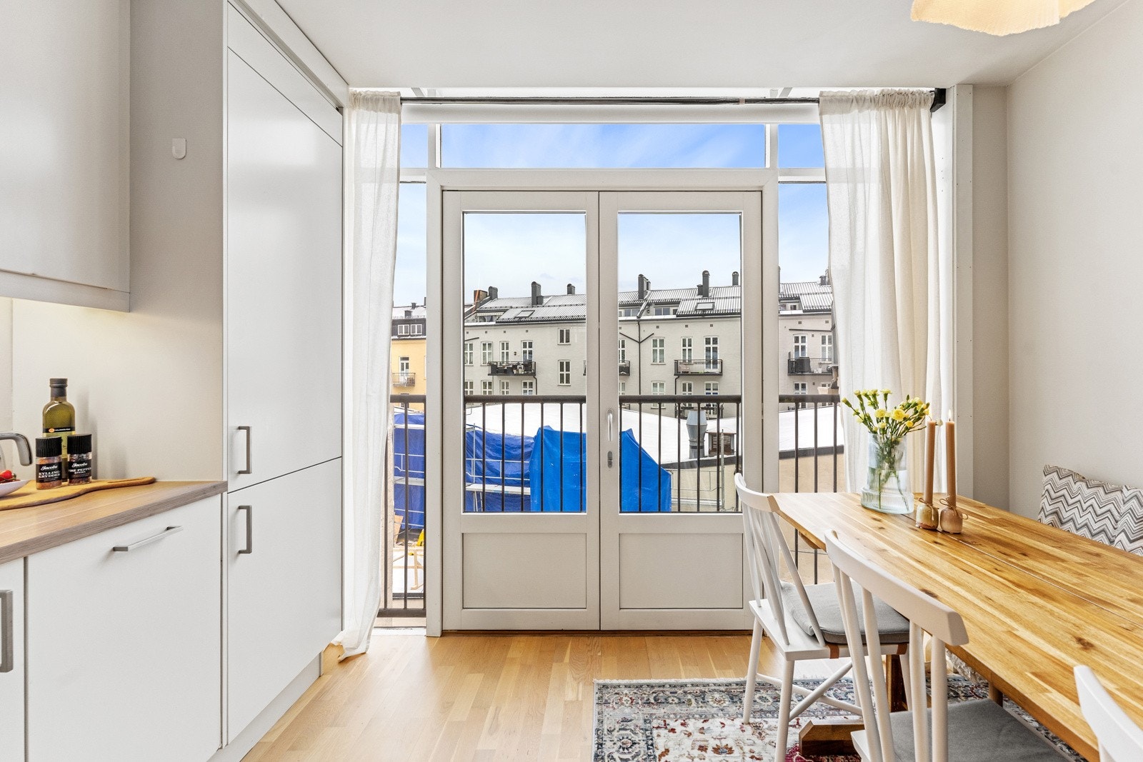 Fra stuen er det utgang til fransk balkong med stående rekkverk i stål. Dette gir både lufting og en åpen romfølelse, samtidig som det tilfører boligen et klassisk bygårdspreg. Galleribilde