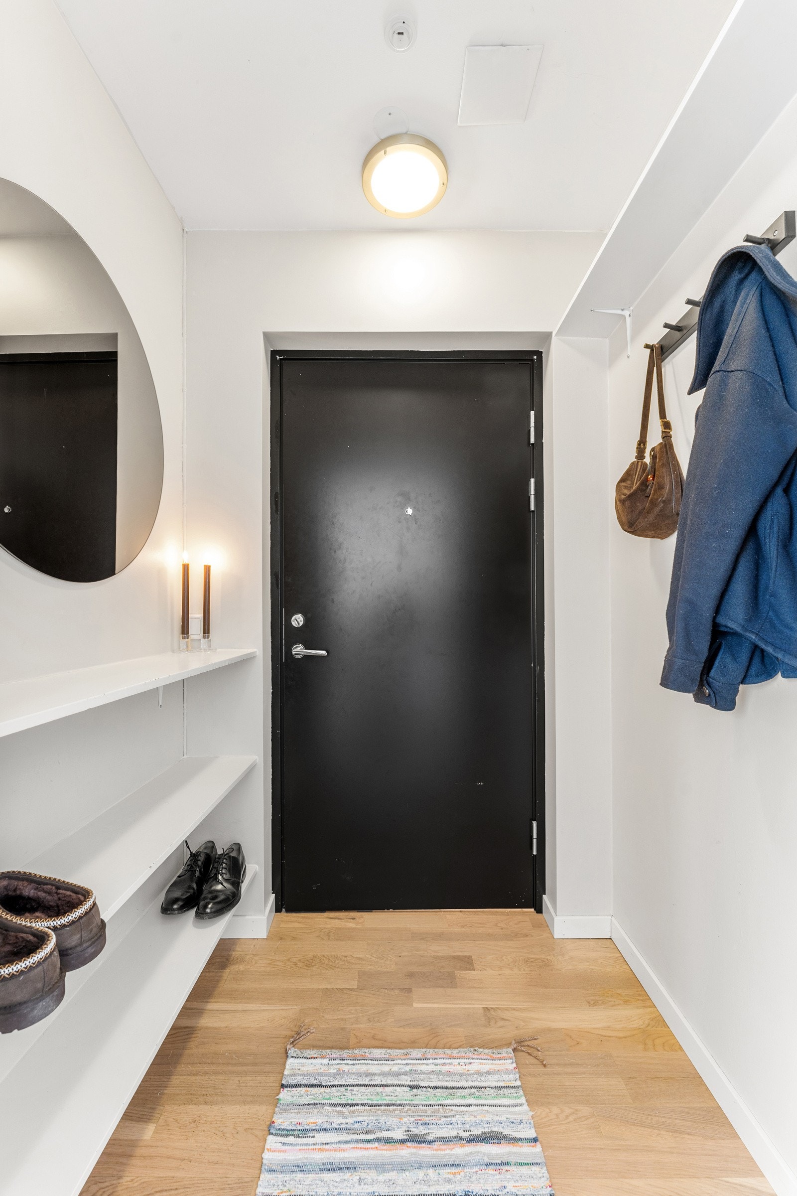 Entréen gir et godt førsteinntrykk av boligens helhetlige uttrykk - moderne overflater kombinert med bygårdens klassiske preg. Galleribilde