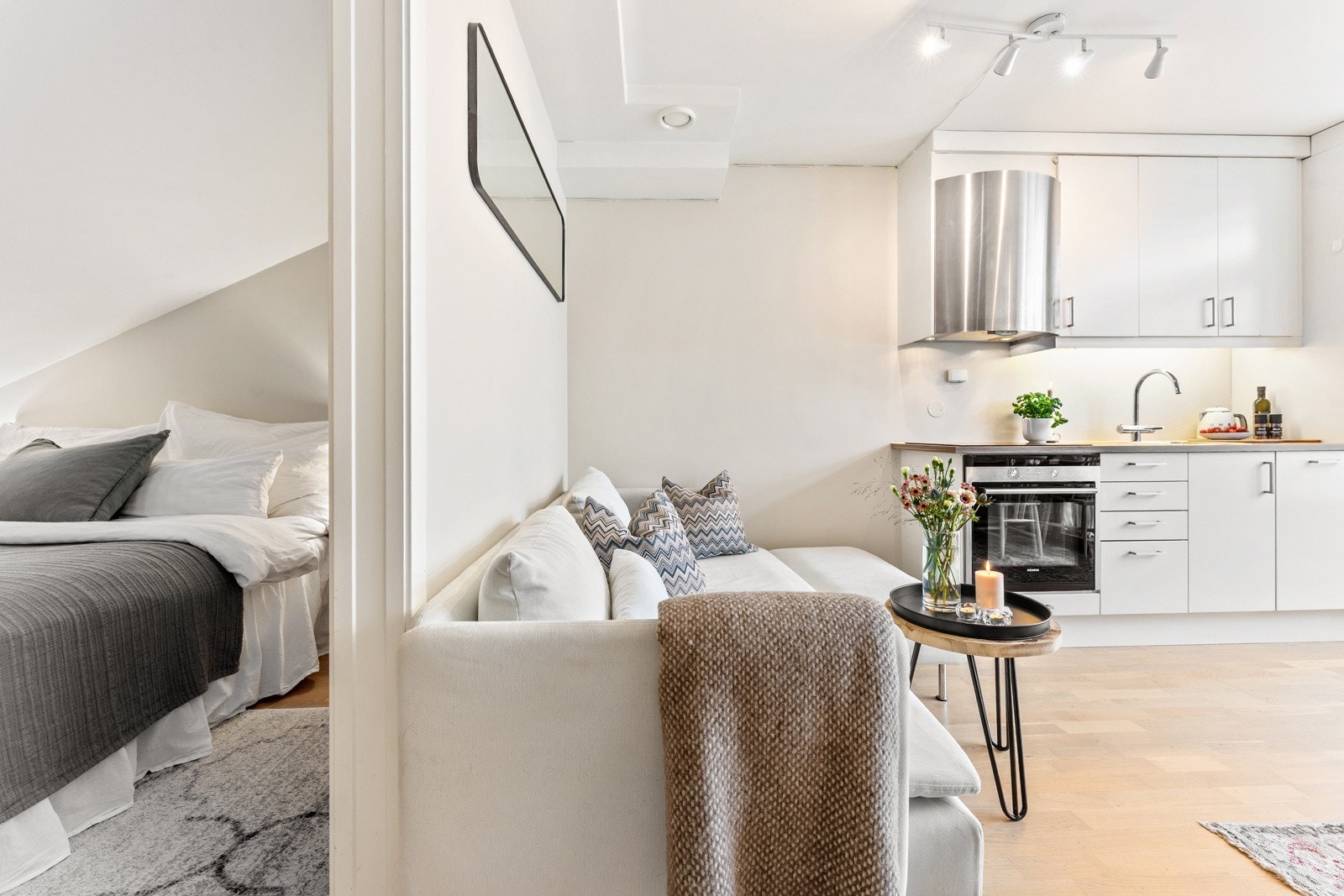 Mellom stuen og alkoven er det satt opp en vegg med skyvedør som gjør at leiligheten oppleves mer som en 2- roms. Galleribilde