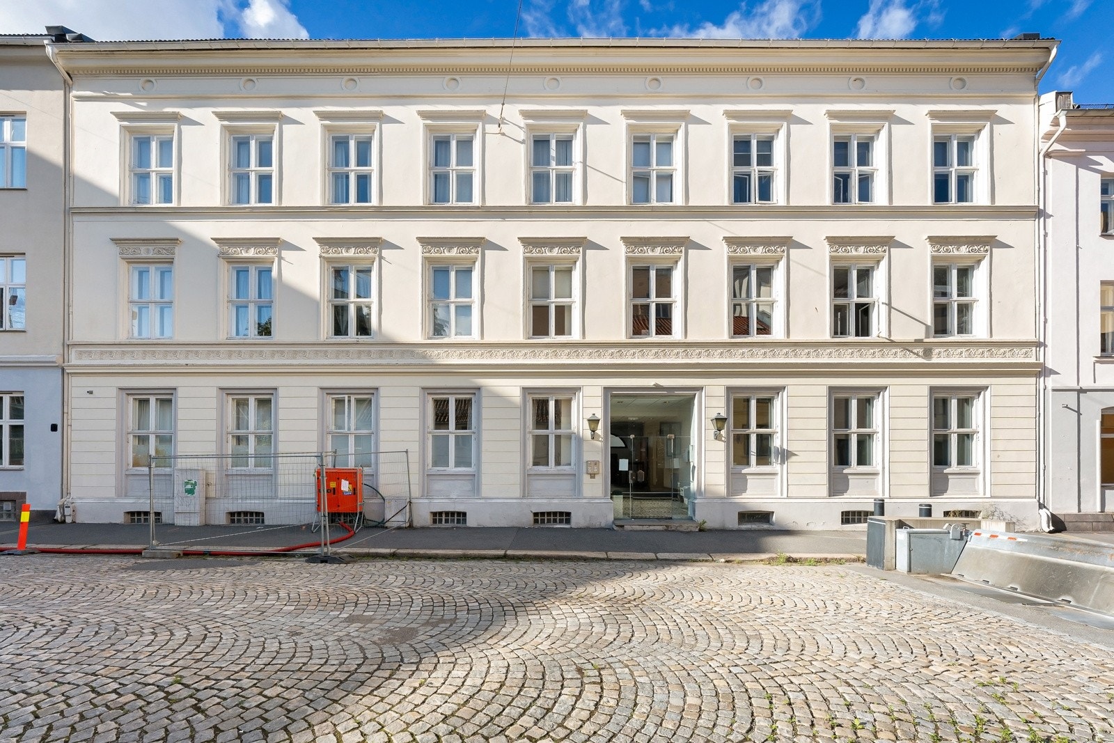 Leiligheten har en svært sentral, men likevel godt skjermet beliggenhet midt i Oslo, som gir deg det beste av bylivet rett utenfor døren. Galleribilde