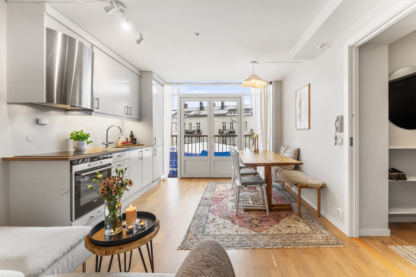 Velkommen inn - stuen er lys og trivelig med malte slette vegger og parkettgulv Galleribilde