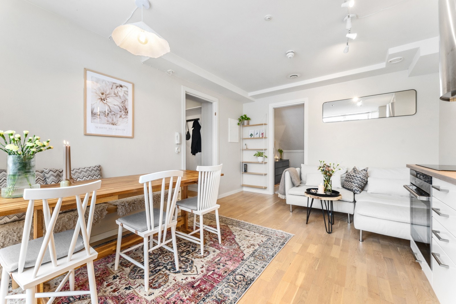 Det er god plass til både spisebord og eget sofahjørne. Galleribilde