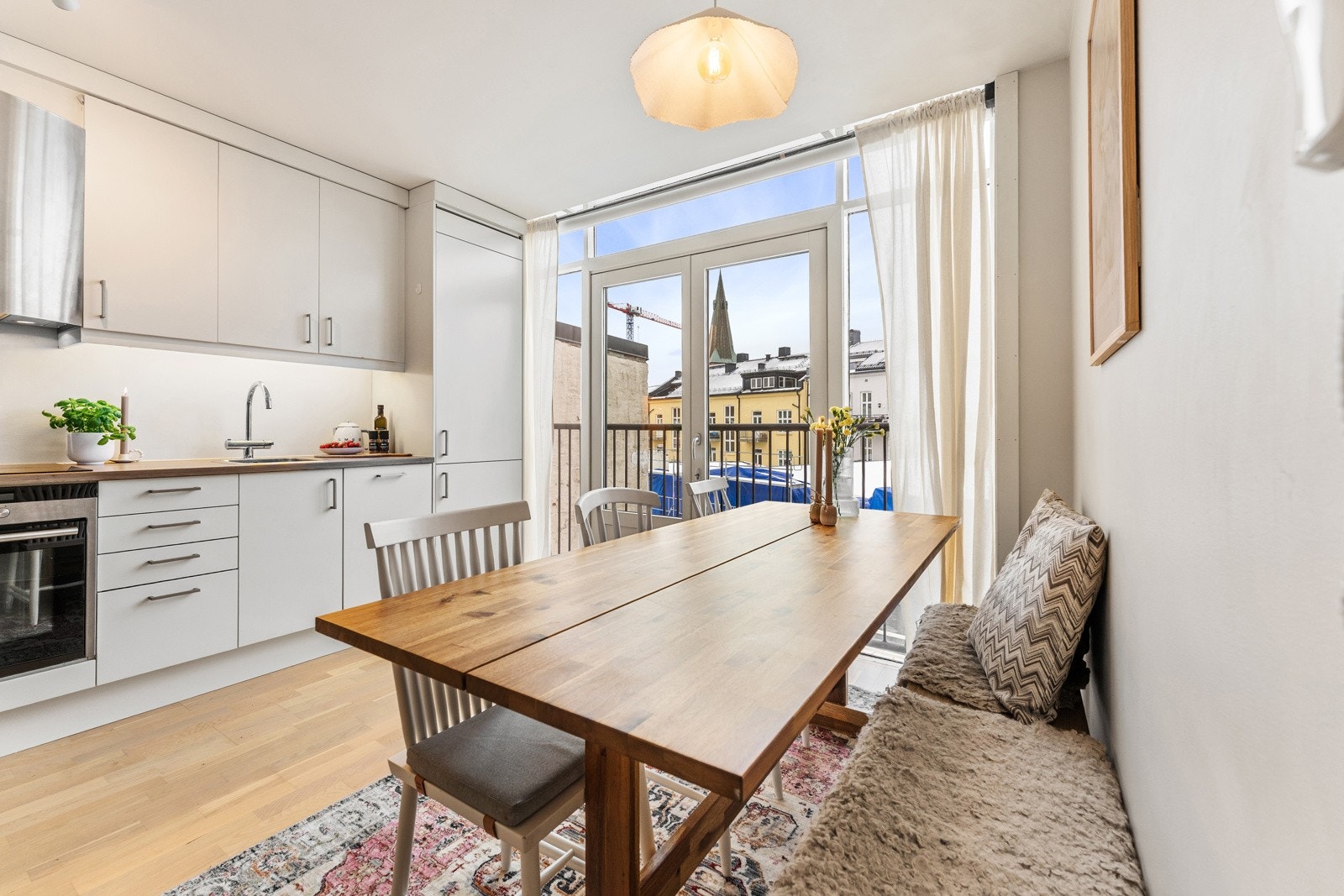 Rommet har en god takhøyde på det høyeste og store vindusflater som slipper inn rikelig med dagslys. Galleribilde