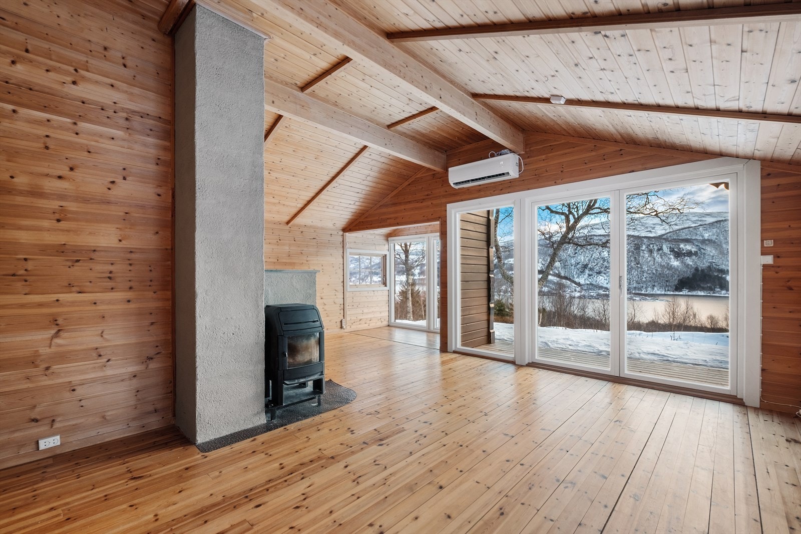 God størrelse på stuen slik at du kan møblere til sofakrok og godstoler. Galleribilde