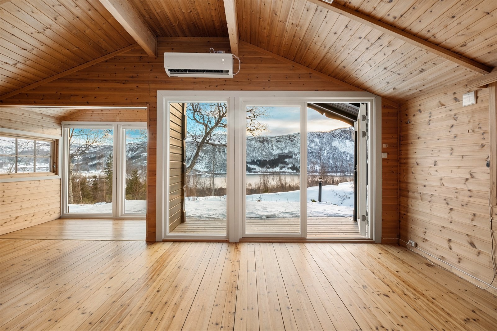 Vinduer i front er skifet i nyere tid, det er også installert varmepumpe. Galleribilde