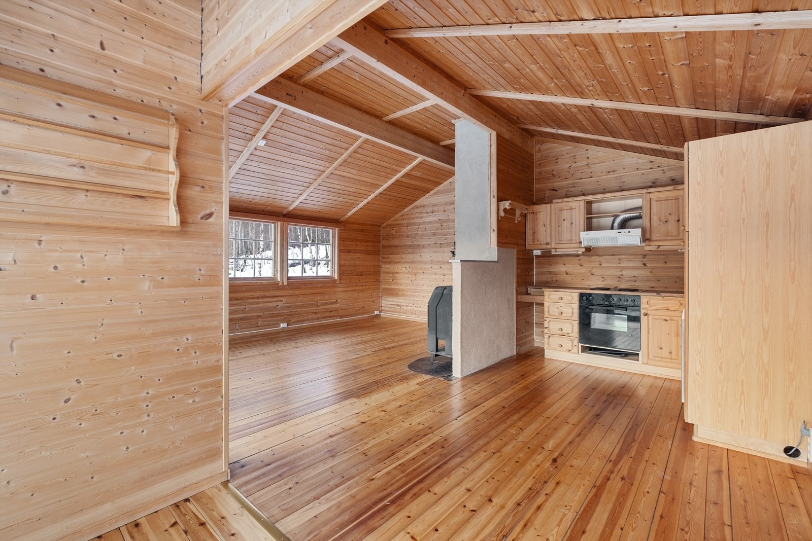 Hytten har god plass til både spisegruppe mot kjøkken og i stuen Galleribilde