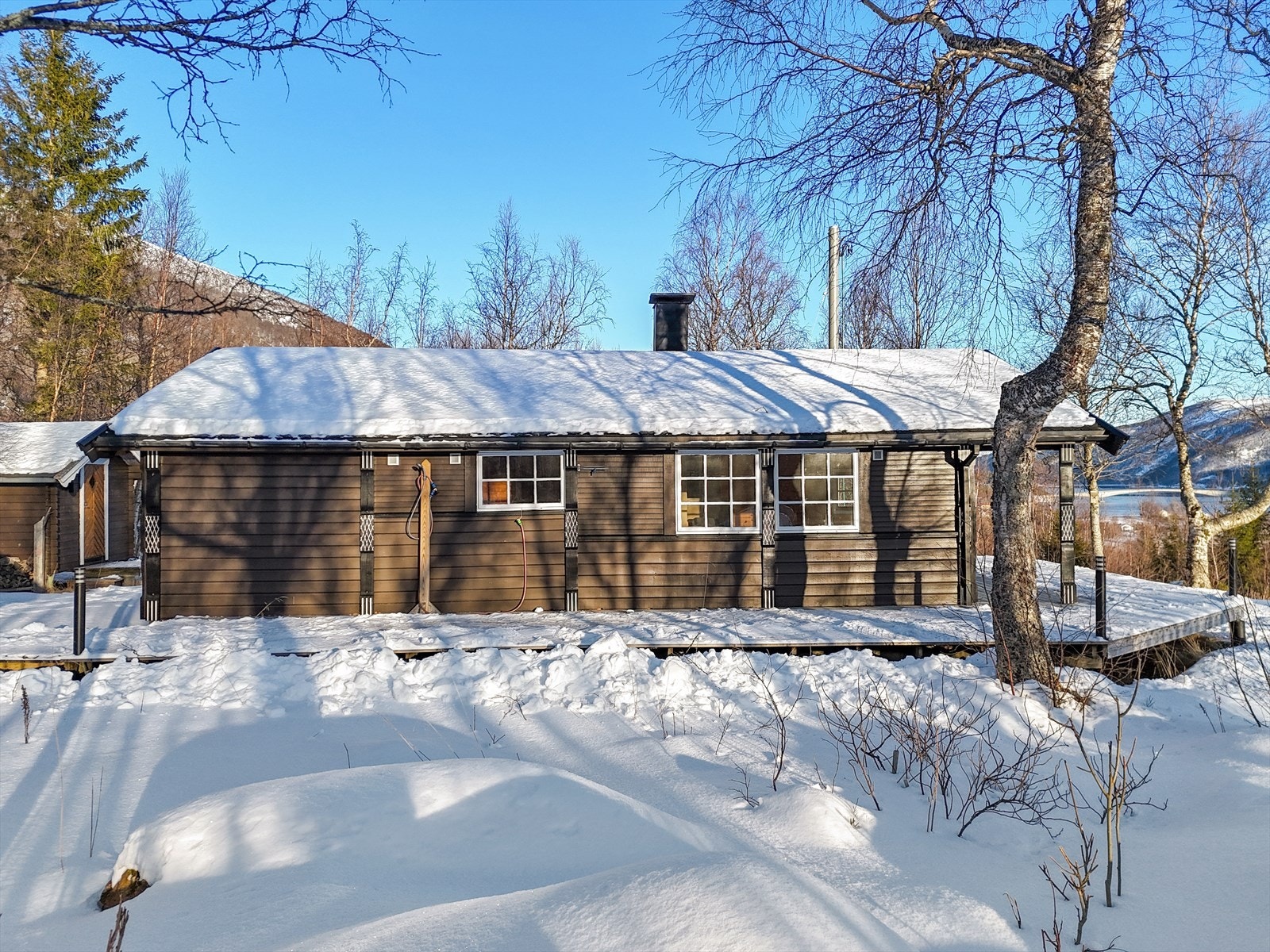 Stor terrasse som omkranser hele hytten Galleribilde