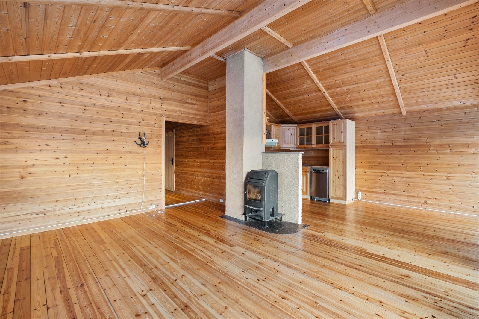 Romslig stue med god takhøyde i hele hytten Galleribilde