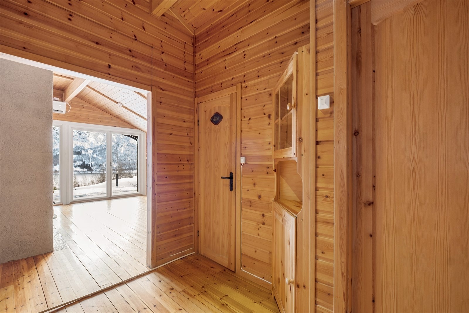 Gang med bad til høyre, stue rett frem Galleribilde