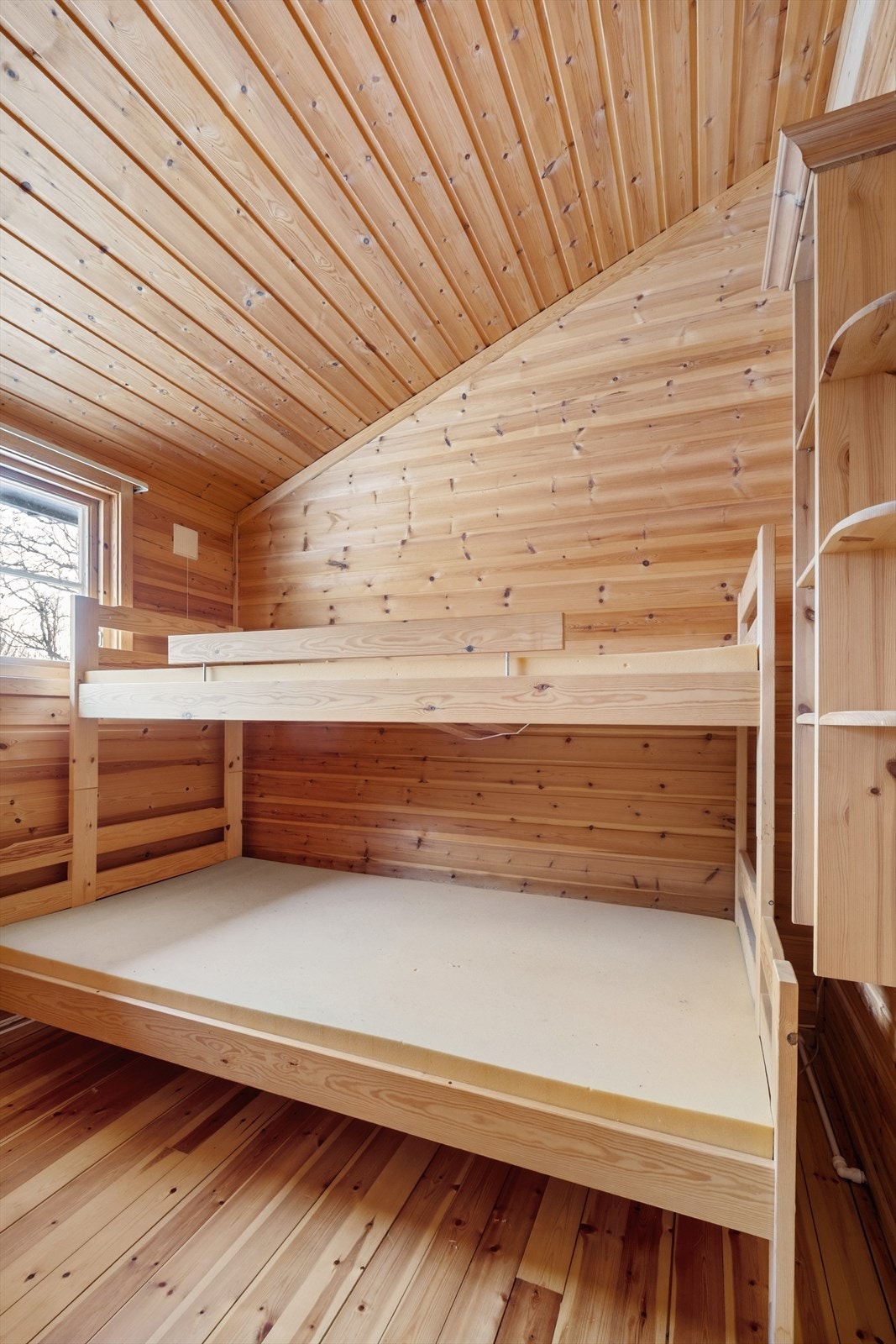 Hytten har tre soverom. På dette rommet er det medfølgende køyeseng Galleribilde