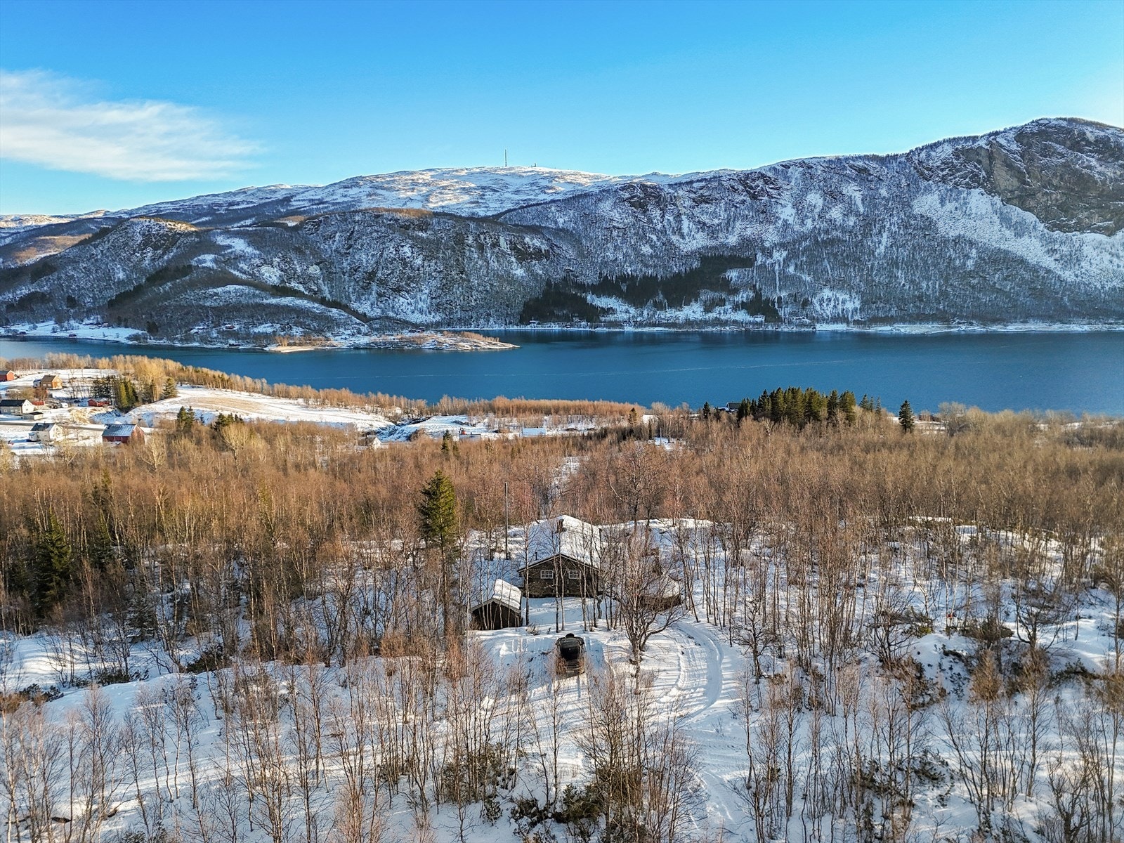 ligger høyt og fritt med flott utsikt over Misværfjorden. Beliggenheten kombinerer både fjell og fjord med mange spennende utfluktsmuligheter i området. Galleribilde