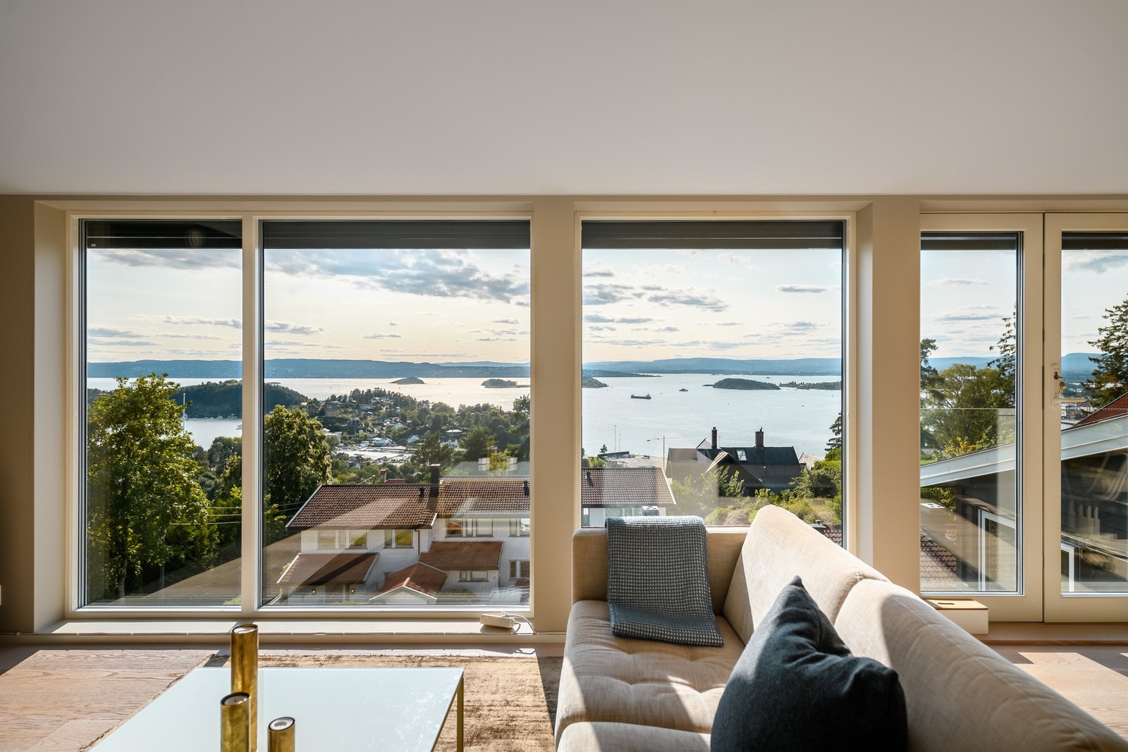 Fantastisk stuesone med spektakulær utsikt. Særdeles gode lysforhold. Galleribilde