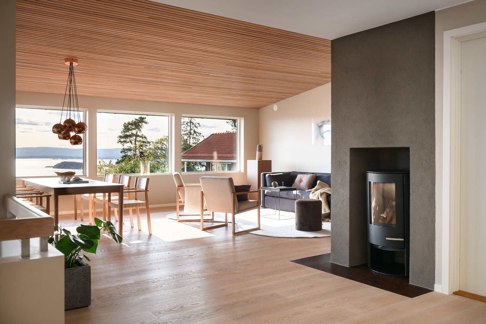 Lys og romslig stue/spisestue. Spilebelagt himling. Særdeles gode lysforhold. Én-stavs parkett og lyse fargetoner. Galleribilde