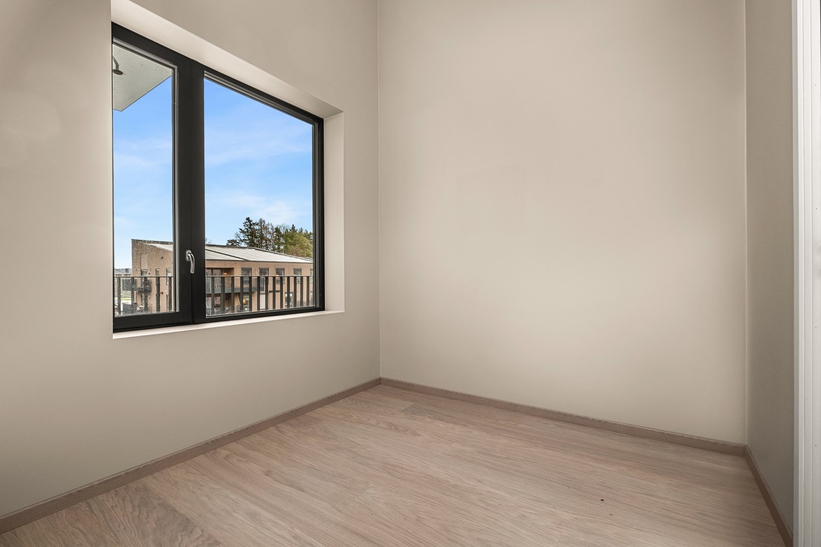 I tilknytning til stuen og kjøkkenet har leiligheten et soverom på 8m² Galleribilde