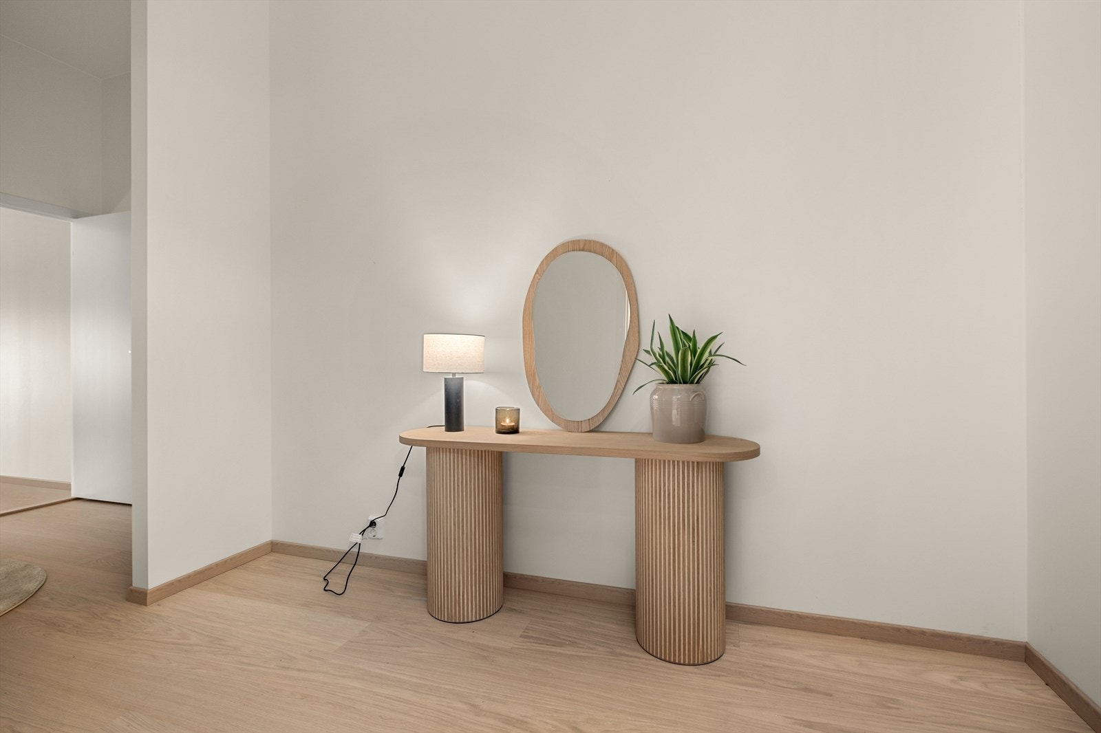 Gangen er på 6,6m² med en delvis åpning til entreen på 5,8m². Entreen byr på gode muligheter for praktiske oppbevaringsløsninger for sko og yttertøy etter eget ønske Galleribilde