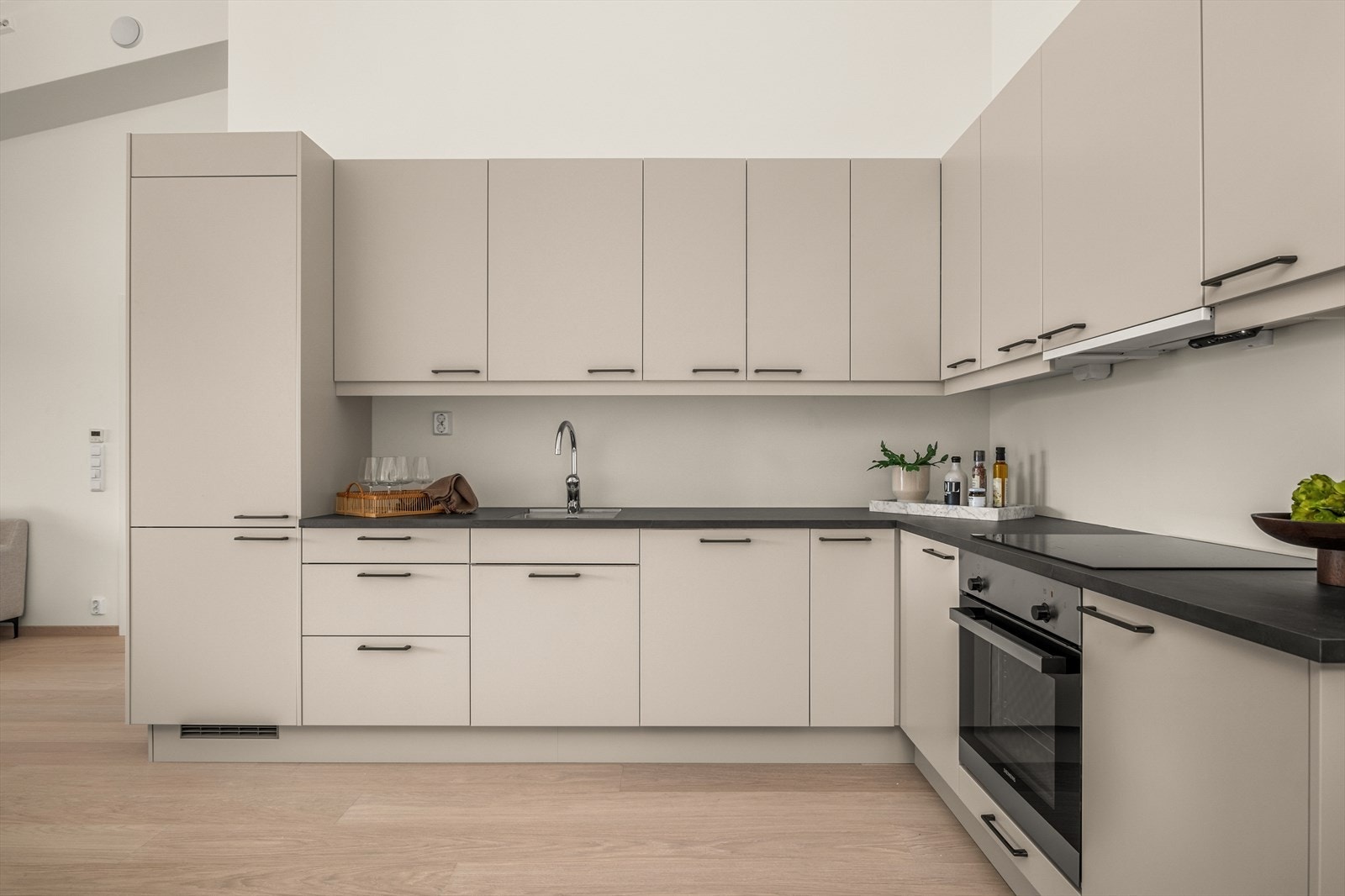 Rikelig med skap- og benkeplass på kjøkkenet. Her er det også anledning for flere installasjoner i selve kjøkkenskroget. Galleribilde